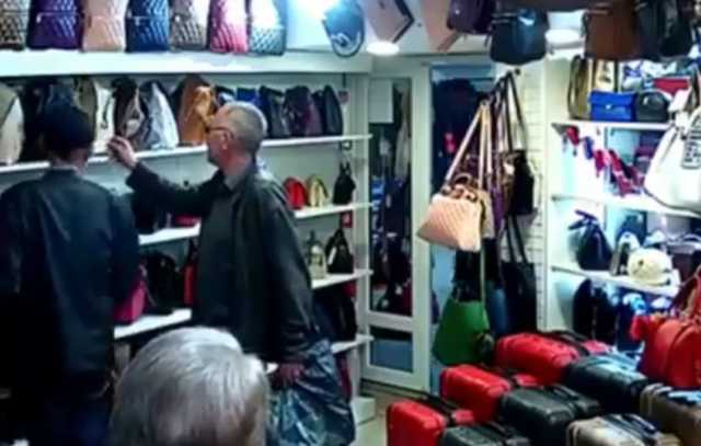 В центре Киева мужчины устроили налет на женский магазин: фото преступников