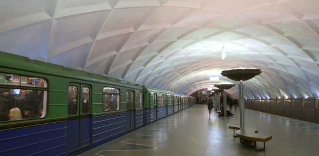 Опасные развлечения. В Харькове парень проехал несколько остановок между поездами метро