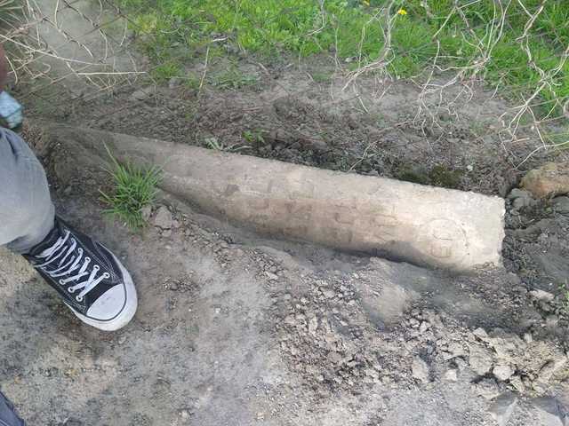 В городе на Волыни бордюры выложили из еврейских надгробий