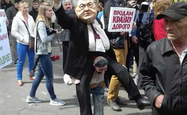 Сторонники Саакашвили вышли на протест с куклой Порошенко