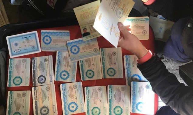 Преступная группировка в Киеве изготавливала и сбывала поддельные дипломы о высшем образовании