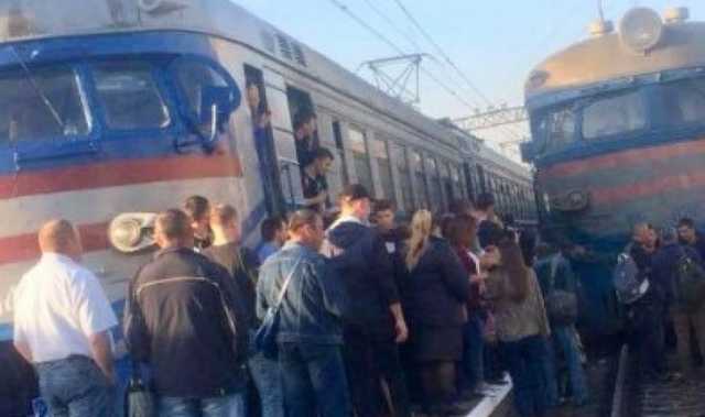 Во Львове около 200 разъяренных пассажиров на полтора часа заблокировали движение электрички