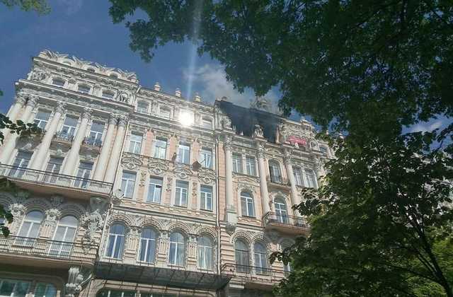В центре Киева загорелся исторический дом Гинзбурга