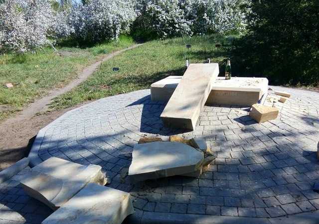 В Запорожье на Хортице разрушили памятник воинам АТО, установленный Нацкорпусом