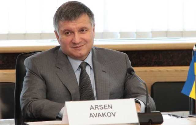 Аваков снова раздает оружие. Пистолеты получили 65 полицейских