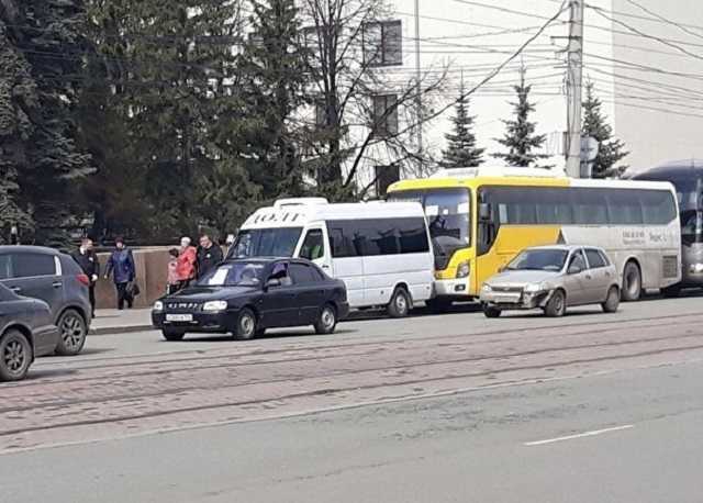 Деды довоевались: в России ветеранов катали на машинах похоронного бюро