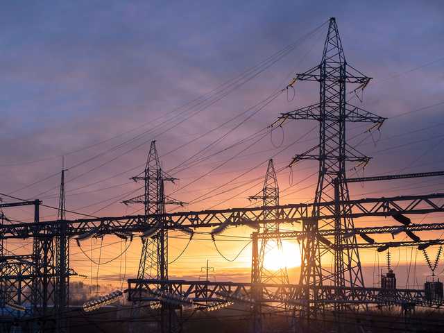 У мережі оприлюднили відео, як парашутист заплутався в опорі ЛЕП на Прикарпатті