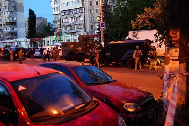 В Одессе автоматчики и бронетехника СБУ оцепили улицу