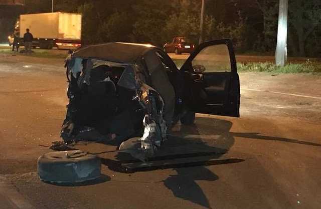 В Киеве автомобиль разорвало на части о столб: опубликованы фото и видео