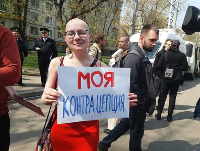Полиция задержала участников "Монстрации" в Москве за радужный зонтик и табличку "Радужный"