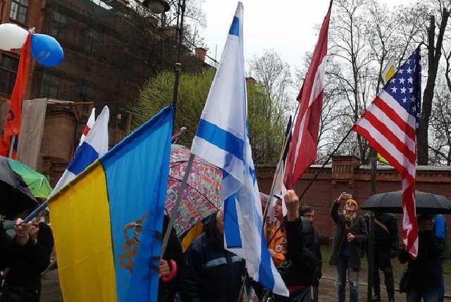 В Петербурге задержали демонстрантов с флагами Украины, стран Европы и ЛГБТ