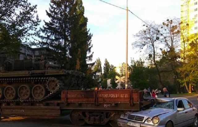 В Киеве машина врезалась в поезд с танком