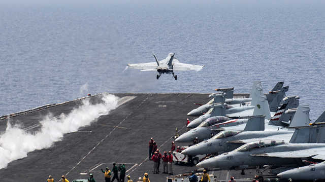 Авианосная группа США начала наносить удары по ИГ в Сирии