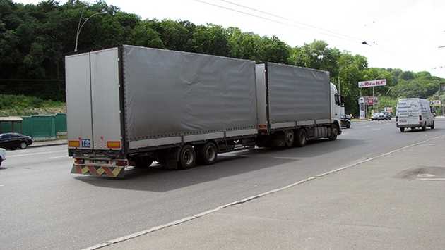 "Укравтодор" закрывает по всей стране трассы для тяжелых фур из-за сильной жары