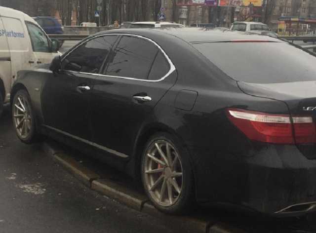 Таинственная смерть в Lexus: в Киеве обнаружили тело бизнесмена с хомутом на шее