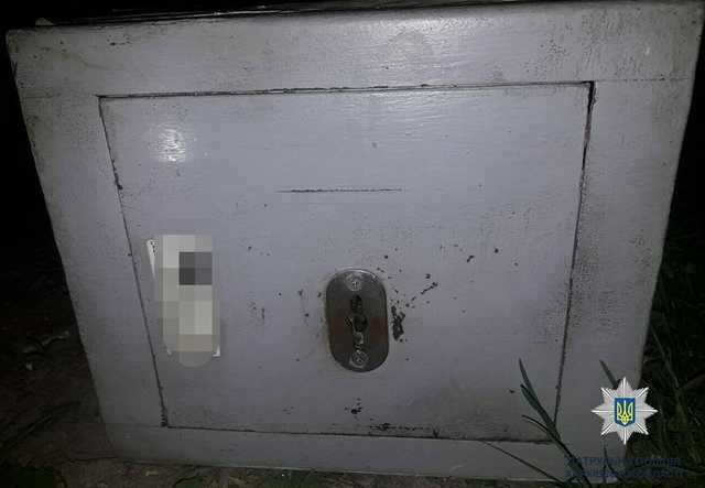 С носками на руках: В Харькове грабитель расплакался, когда узнал, сколько украл денег