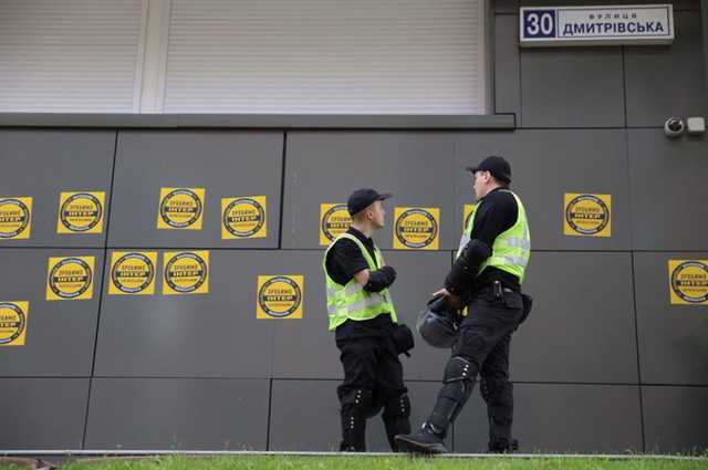 Здание телеканала "Интер" заблокировал "Национальный корпус"