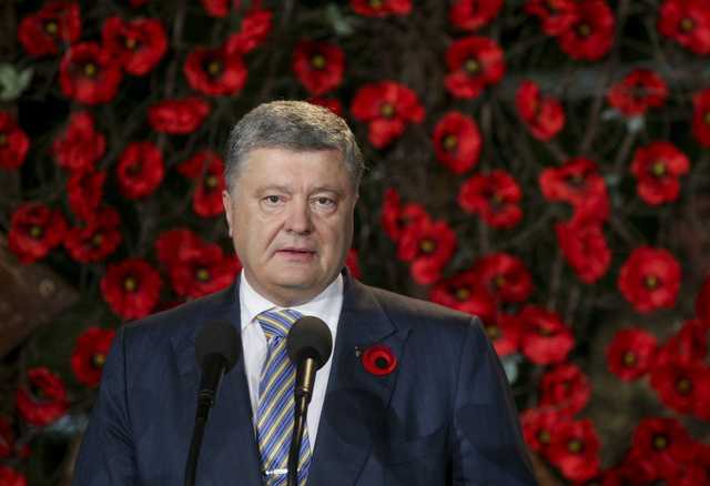 «Не дайте себя использовать»: в преддверии 9 мая Порошенко обратился к украинцам