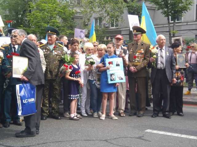 Столкновения на Арсенальной: неизвестные пытаются прорваться к «Бессмертному полку»