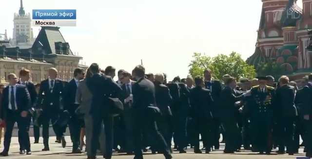 На параде в Москве охранники Путина жестко оттолкнули идущего рядом ветерана