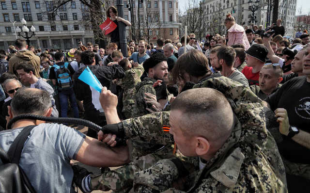 Среди избивавших москвичей казаков наиболее свирепствовали украинские титушки. Эти уроды не спасут Путина — французские СМИ