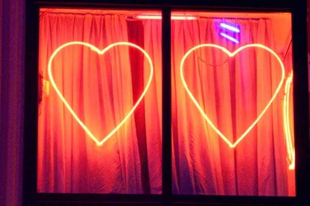 В Киеве закрыли элитный бордель, который работал только через мессенджеры