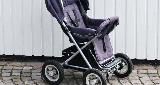 На Закарпатье бетонный столб раздавил коляску с полуторагодовалым ребенком