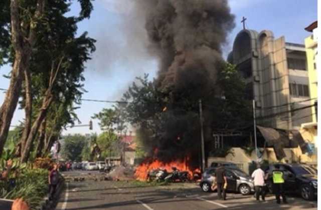 Три взрыва: в Индонезии произошли атаки на церкви