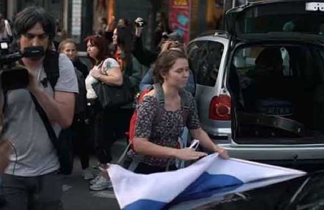 В Праге выгнали из города россиян. Видео позора