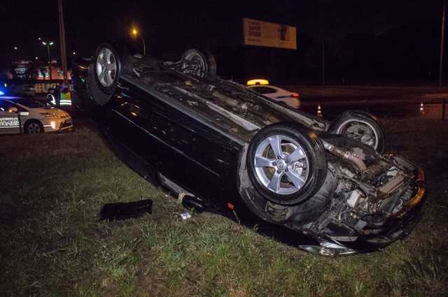 На Оболони в Киеве перевернулась Toyota с молодежью