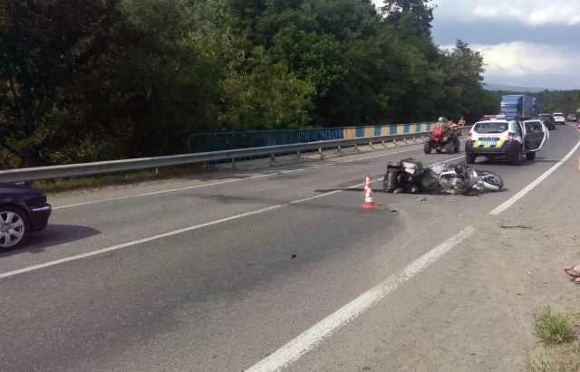 На Закарпатье в страшной аварии столкнулись авто и два мотоцикла