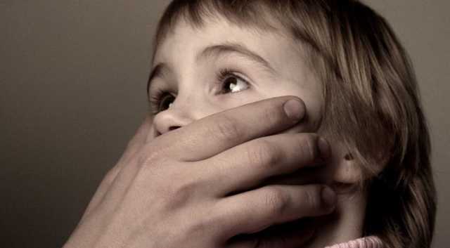 "Будешь орать - прирежу": в Харькове родители обвинили адвоката в развращении малыша