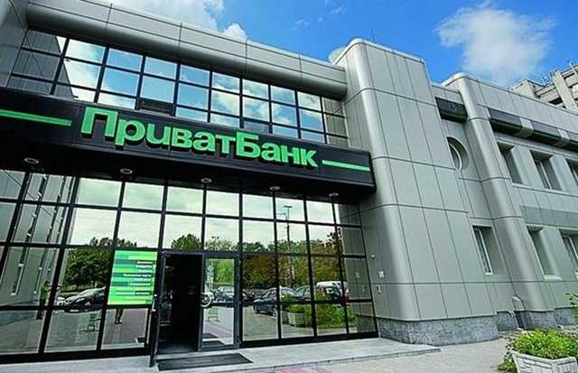 Так выглядят после кредитов: В Борисполе девушка разделась догола в банке