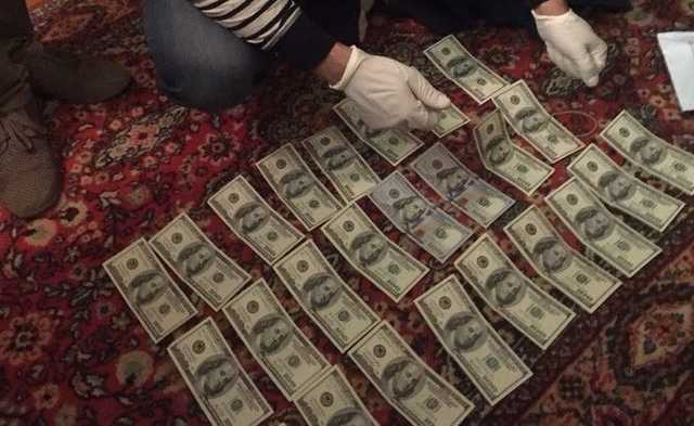 Подполковника полиции задержали на взятке в 2500 долларов