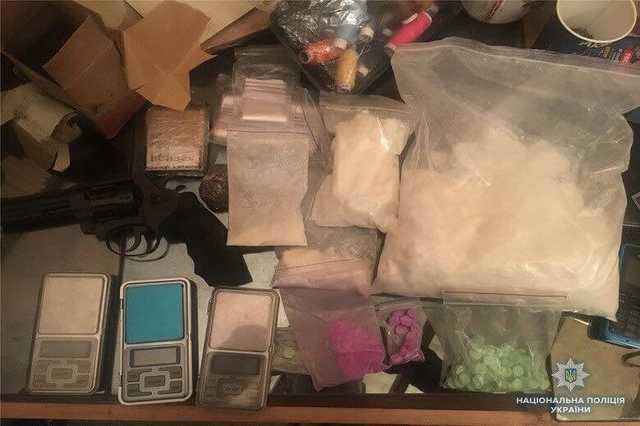 Полицейские нашли целый склад наркотиков после разговора с прохожим в Киеве