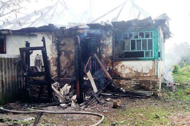 На Чернігівщині через дитячі пустощі з вогнем згорів будинок