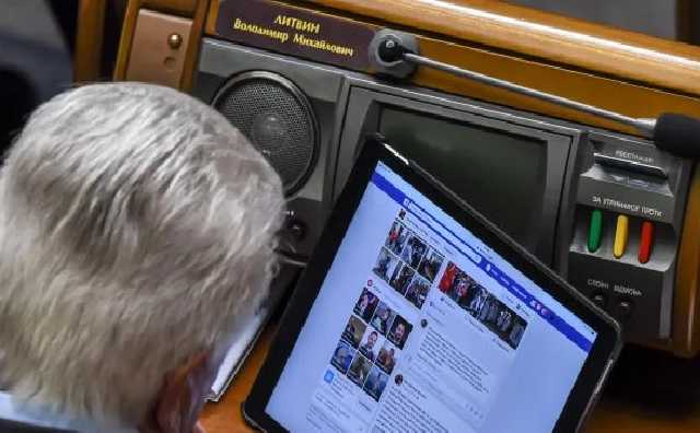 Нардепа Литвина поймали за интересным занятием в Верховной Раде: фото