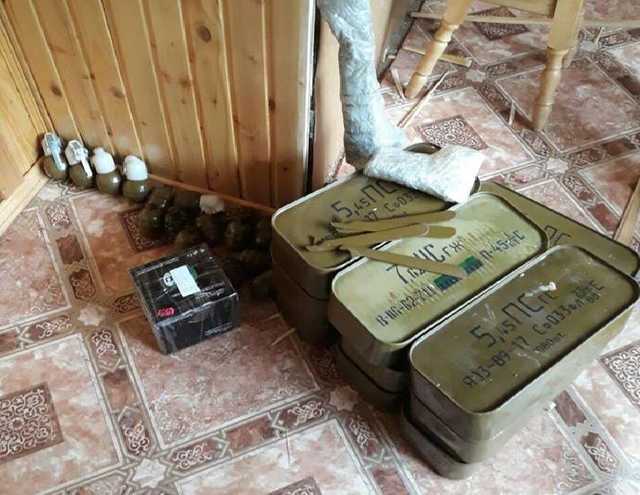 Приберег на пенсию: Прапорщик-отставник натаскал домой огромный арсенал оружия