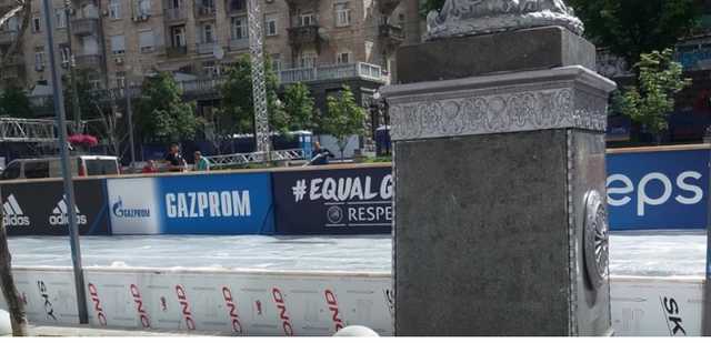 На Хрещатике в фан-зоне Лиги Чемпионов УЕФА появилась реклама “Газпрома”