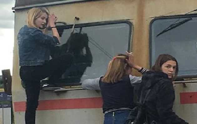 В Киеве на Троещине девочки прокатились снаружи электрички