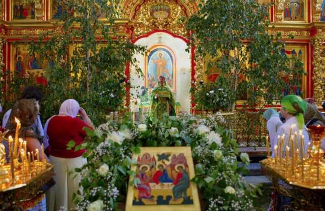 На Троицу у украинцев будут «длинные выходные»