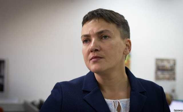 Савченко пришла в суд с книгой о диктаторе «Порошенко»