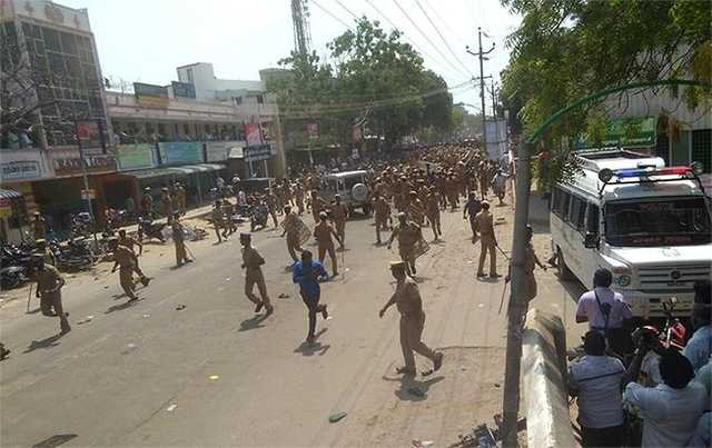 В Индии полиция застрелила 12 демонстрантов