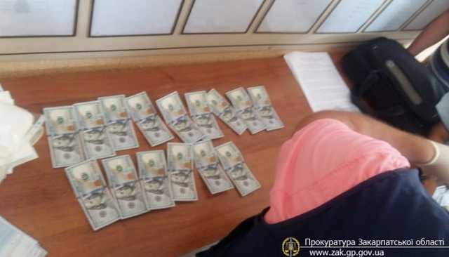 Адвокат “погорел” на взятке в 2 тысячи долларов