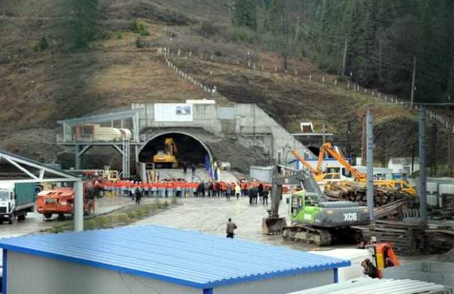 Порошенко сегодня откроет Бескидский тоннель, соединяющий Украину и ЕС