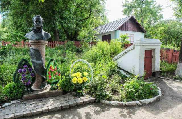 На Черкащині з подвір’я садиби-музею викрали погруддя Чорновола