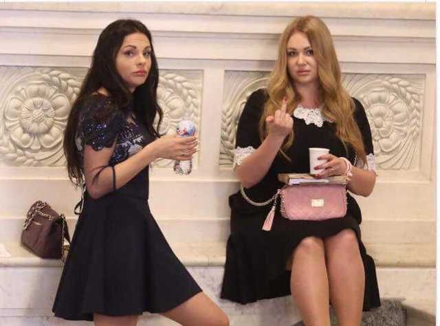 Скандальная помощница нардепа опозорилась неприличным жестом в Раде