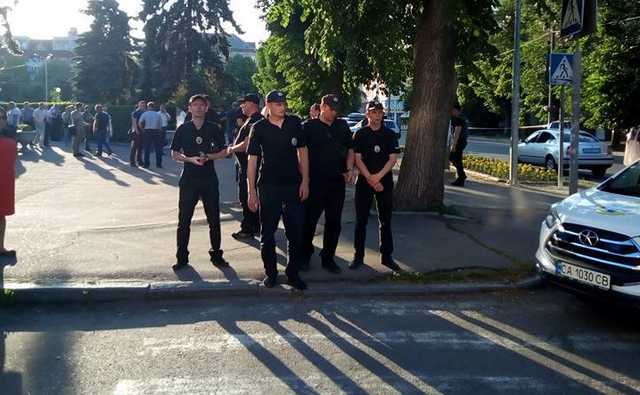 Произошла перестрелка: в Черкассах человек с гранатами захватил офис "Батьківщини"