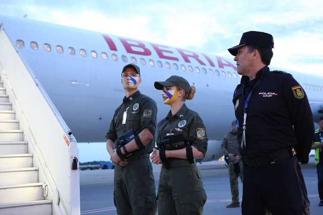 Пограничники встречали футболистов «Реала» и «Ливерпуля» с разрисованными лицами