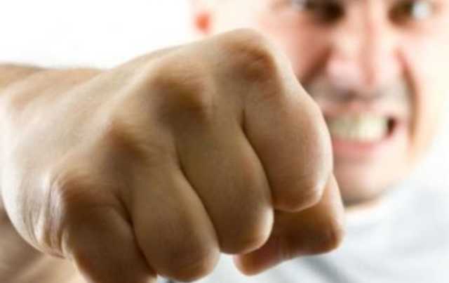 В Херсоне контрразведчик СБУ ударил женщину ногой в грудь